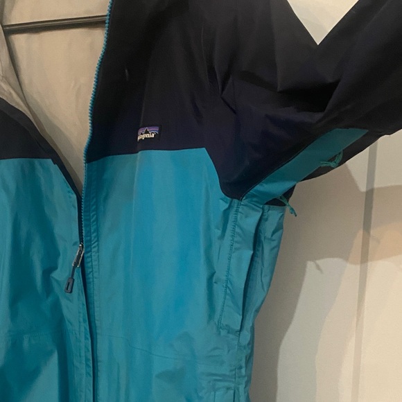 Patagonia Women's Teal and Navy Shell Jacket - Picture 4 of 4